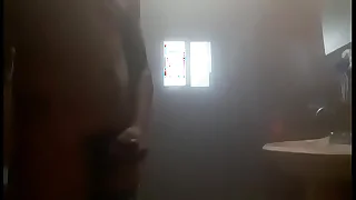 Chico se desnuda en polar ducha